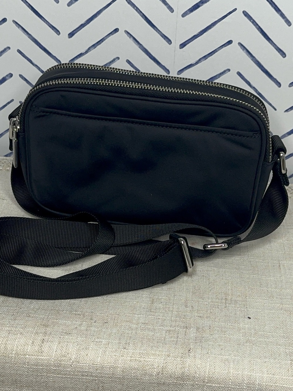 Lululemon Crossbody Camera Bag 2L black silver - Picture 5 of 13